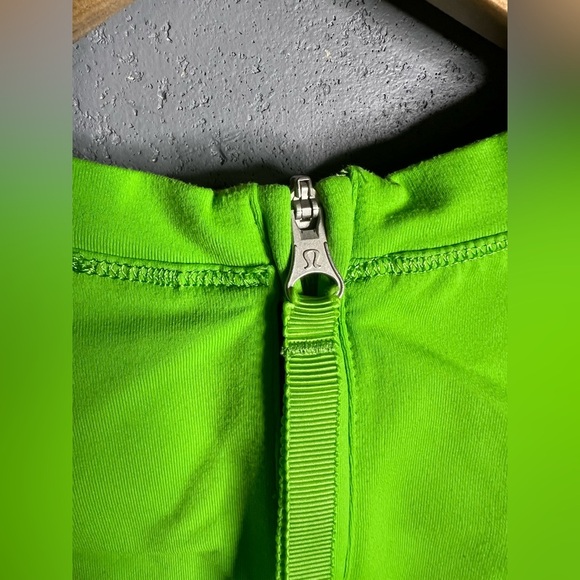 Lululemon Run: Warm Up Crew in lime green. Size 4 - Picture 9 of 10